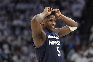 华子输球后称打得正确 A-史密斯质疑：这不可原谅 你真是超巨吗？