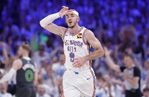 卡鲁索防守不同于多特的硬与壮&更多是快准狠 而且他更懂人情世故