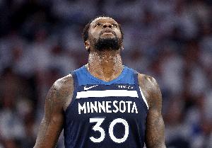 半场正负值-27！兰德尔半场7中3&三分4中2拿到8分 出现4次失误