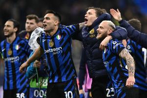 米体：国米全队周四晚在训练基地内睡觉，周五一大早出发前往德国