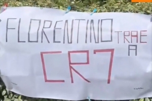 皇马球迷在训练基地外挂横幅：弗洛伦蒂诺，签下C罗！