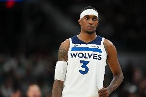 咋回事儿这是？麦克丹尼尔斯状态低迷 半场8中1仅拿3分