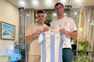 在巴塞罗那偶遇大马丁，西班牙记者晒大马丁亲笔签名阿根廷球衣照