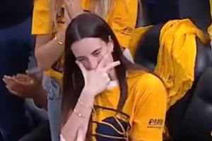 继哈利伯顿G3盗用布伦森招牌庆祝后！G6WNBA巨星克拉克同样效仿