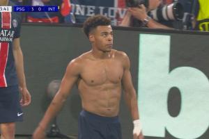 完美表演8块腹肌！19岁杜埃2射1传&脱衣庆祝染黄，67分钟被换下！