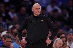 卡莱尔：现在还不是庆祝的时候 赛季至此只剩两队 这是背水一战