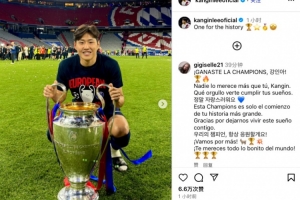 李刚仁晒与“大耳朵杯”合影庆祝夺冠，久保建英评论：恭喜兄弟