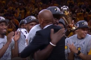 传承！西卡当选东决MVP 球队名宿雷吉-米勒为其颁发拉里-伯德杯