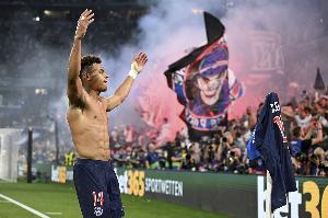 世体：巴黎首次捧起欧冠奖杯，但球迷的不当行为或导致俱乐部受罚