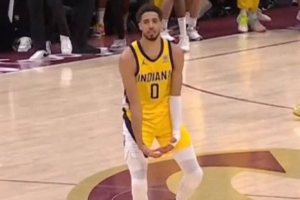 误会了哈利之前不是跳大蛋舞而是提前练习举奖杯