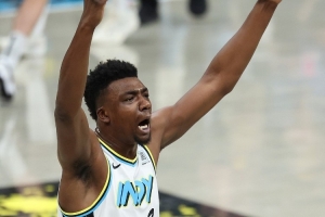 特纳：托布今天用自己的方式扛起了球队 他一直带着激情和能量