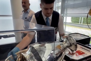 大耳朵杯也要例行安检！巴黎社媒调侃：这是我们额外随身行李