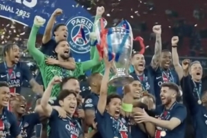 伊布社媒祝贺老东家问鼎大耳朵杯：这里是巴黎！