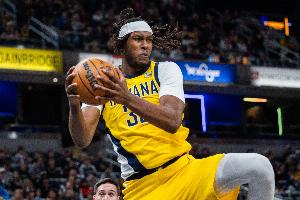 攻守兼备！特纳东决场均13分3.2板1.8帽 命中率56.6%