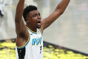 生涯代表作！托马斯-布莱恩特5中3得到11分3板 第三节独得8分