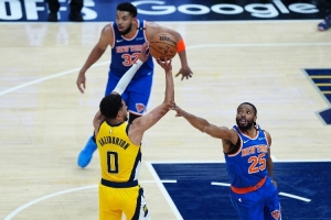 早有准备！末节失去悬念后美媒晒出尼克斯休赛期预测相关的文章