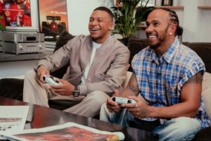 姆巴佩最新社媒打电玩！巴黎夺冠形势大好，杜埃破门仿姆巴佩庆祝