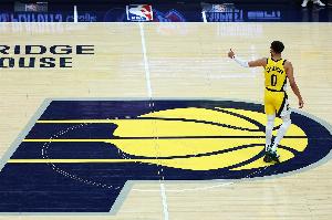 调整及时！哈利伯顿首节4中0后次节4中3 上半场得8分6助2断1帽