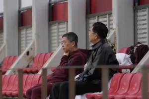 国足出征在即！足协主席宋凯和副主席许基仁雨中观摩训练