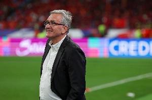 鲁媒：国足首发已有眉目，韦世豪、王钰栋最有可能搭档张玉宁