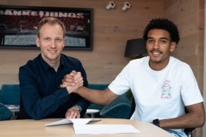 官方：药厂与18岁中场奥耶卡续约至2028年，25-26赛季外租至波鸿