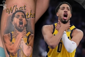 真爱粉步行者球迷在小腿上纹了哈利伯顿扼喉庆祝动作的纹身