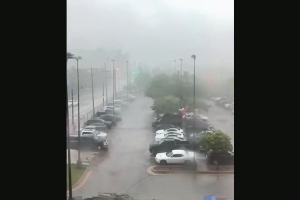 周玲安：俄城龙卷风！工作人员叮嘱我不要靠近窗户 必要时躲厕所