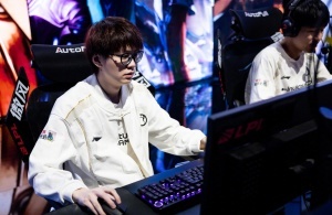 鏖战五局赢下FPX，赛后词条#Meiko菜#热搜高于#iG战胜FPX#