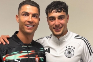 帕夫洛维奇晒C罗合照：和偶像踢球永生难忘，谢谢历史最佳