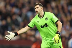 记者：感觉大马丁今夏将离开维拉 如果有机会曼联将会签下他