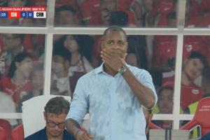 气温29℃&湿度80%！开场仅1分钟，印尼主帅克鲁伊维特已汗流浃背