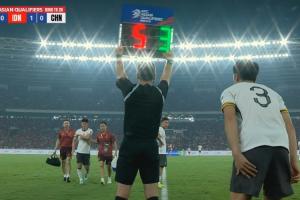 国足用掉最后一个换人名额！朱辰杰伤退，魏震替补登场