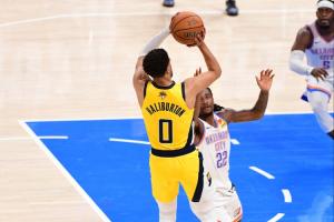 千里之外的支持哈利伯顿绝杀后 步行者主场陷入极致的狂欢！