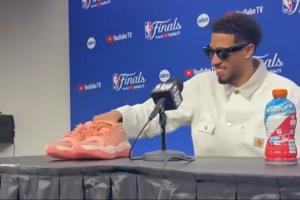 彪马：哈利伯顿赛后采访 直接把个人1代签名鞋摆上桌面！