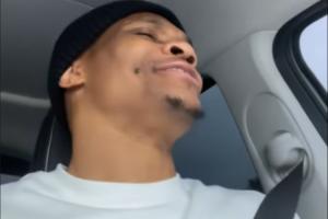 愉悦舒畅威少晒出车内放声高歌视频片段