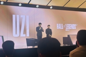 小悠分享Uzi名人堂典礼返图：热爱可抵万难 追光的人终会光芒万丈