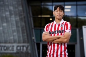 官方：韩国国家队补充征召21岁中场裴峻浩，本赛季英冠45场3球5助