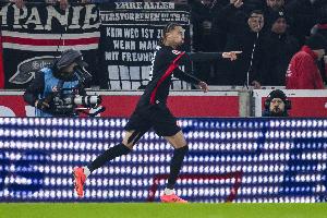 记者：切尔西仍考虑今夏签下埃基蒂克，双方仍在进行谈判