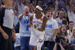 卡莱尔：虽然他还没上飞机 但亚历山大下场肯定还是能拿30多分