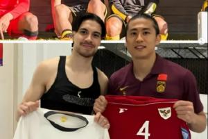 久别重逢！张玉宁赛后与印尼归化迪克斯交换球衣，两人曾同队效力