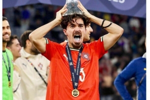 问鼎欧冠+欧国联！维蒂尼亚社媒：这是梦幻的一周