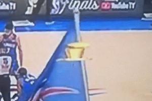 穿帮了！地板上的“假奖杯”意外现原形