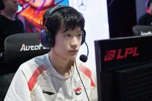 Shanks六天前的采访：Knight(左手)确实很强，但我不可能赢不了他