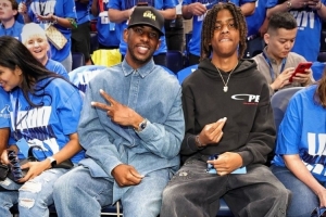 支持老东家！保罗带儿子现场观战总决赛G2