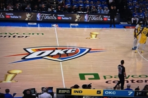 美记吐槽奖杯投影之举“愚蠢且无用”  后者第二节就被撤掉