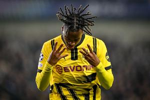 记者：切尔西未放弃签下吉滕斯，仍在谈判希望今日完成交易