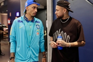 内马尔社媒晒与拉菲尼亚、马尔基尼奥斯合照：祝今天比赛顺利