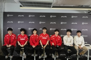 WE赛后群访 教练：虽然今天输了 但是大家在我心中是最棒的！