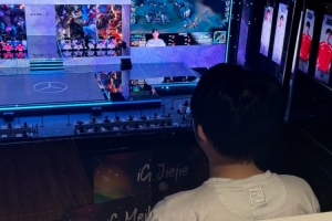 冰岛人加油！AL官方晒Flandre观赛：嘴上歪泼三，手上——