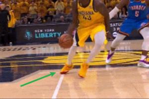 永“步”回场？西卡踩中线 为何不是回场违例？